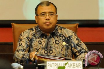 Patrialis Akbar: semua tersangka buronan tetap diburu