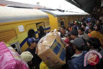 Stasiun Tanjungkarang tambah gerbong pemudik