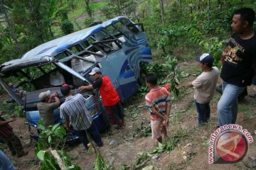 "Puspa" masuk jurang, tiga tewas 