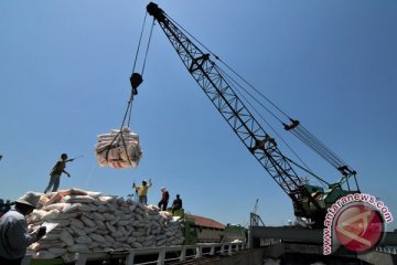 Kapal angkutan pupuk perlancar arus logistik pertanian