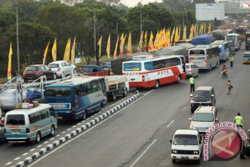 Kendaraan arus balik penuhi di tol Cikampek