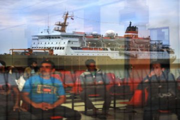 TUNGGU KAPAL