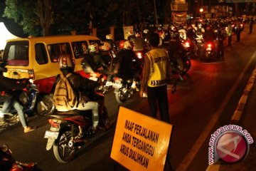 Jalan arteri Karawang menuju Pantura macet total