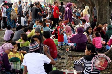  TMII dibanjiri ribuan pengunjung