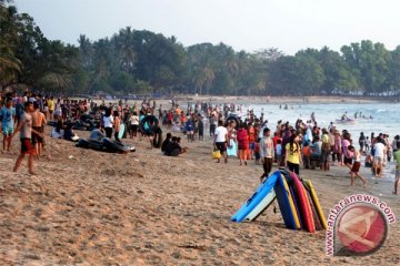 Pantai Anyer dipadati wisatawan