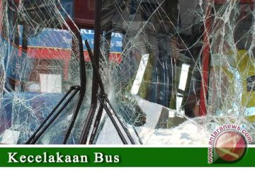 Bus pariwisata hantam pembatas jalan di Puncak