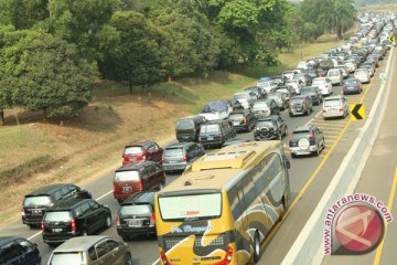 Penggal tol Jakarta-Cikampek macet total