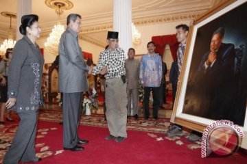 Presiden Yudhoyono dapat kado lukisan potret diri