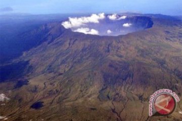 Ratusan warga panik Gunung Tambora diduga meletus 