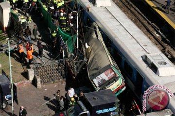 Enam tewas, 100 cedera dalam tabrakan bus-kereta di Argentina 