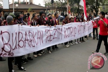 Mahasiswa unjuk rasa tuntut Gubernur Banten mundur