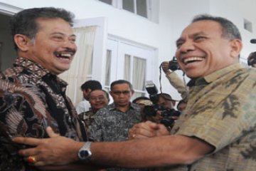 MENDAMAIKAN DUA KELOMPOK
