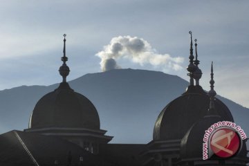 Gunung Marapi meletus saat azan Magrib