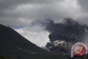 Gunung Lokon masih muntahkan debu vulkanik