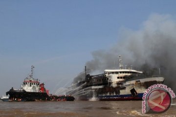 KM Marina terbakar, dua tewas