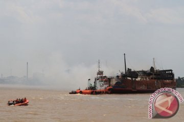 Air Sungai Barito surut, banyak tongkang terperangkap