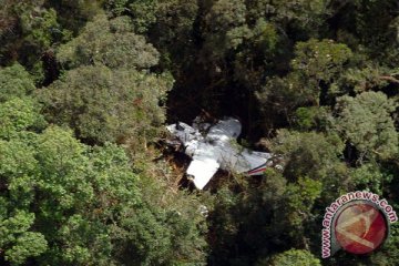 Pesawat Cassa dalam kondisi terperosok di lereng gunung 