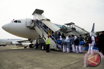 Pesawat haji dari Solo transit di Padang