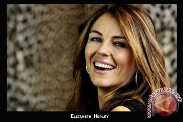 Elizabeth Hurley bertunangan 