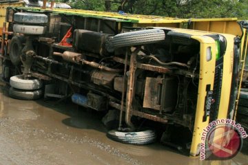 Jalan utama Bekasi macet akibat truk terbalik