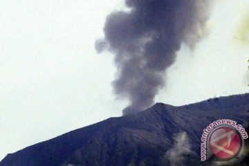 Gunung Marapi keluarkan asap hitam