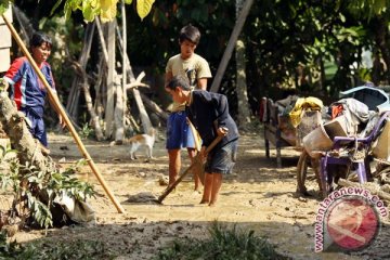 Korban banjir bandang Donggala butuh pakaian sekolah 