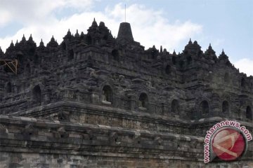 Puteri Pariwisata membatik di "Borobudur International Festival"