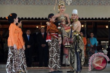 Angkringan sambut kirab pengantin habis diserbu warga