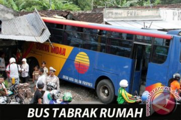 Sebuah bus tabrak tiga rumah di Jember 