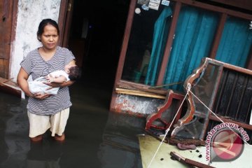 10 ton  makanan bayi  untuk pengungsi banjir Jakarta