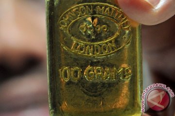 Emas berakhir lebih tinggi karena dolar melemah