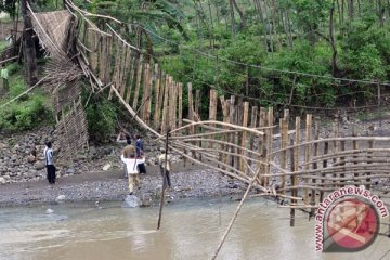 Jembatan gantung Garut ambruk