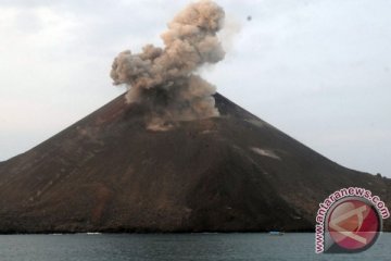 Letusan Gunung Anak Krakatau keluarkan bongkahan batu