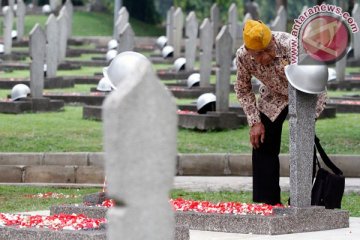 Pejabat asyik makan saat upacara Hari Pahlawan