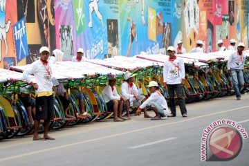 Penarik becak juga sibuk