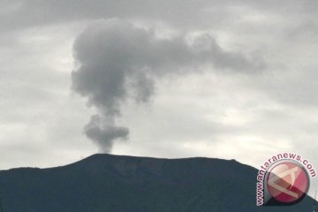 Gunung Marapi semburkan abu vulkanik