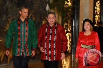 Dan Obama pun kenakan tenun ikat