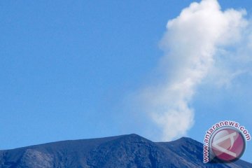 Gunung Marapi tiga kali semburkan abu vulkanik