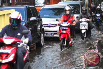 Rob genangi perumahan Pantai Mutiara Jakarta 