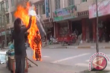 Seorang gadis Tibet bakar diri di China