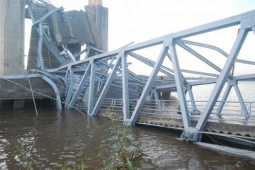 Jembatan Kartanegara ambruk saat lalu lintas ramai