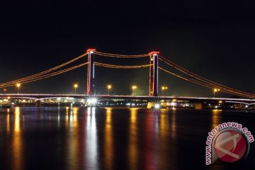 Warga Palembang penuhi Jembatan Ampera