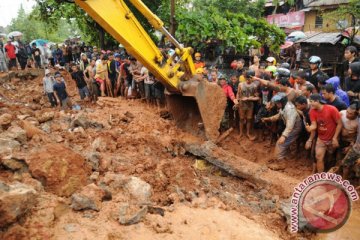 Dinding perumahan Makassar roboh, 11 orang tewas
