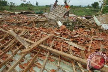 Puting beliung hancurkan ratusan rumah