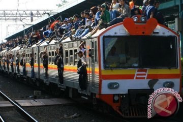 Perjalanan KRL Bogor juga terganggu pohon tumbang