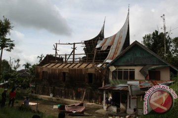 86 rumah di Tanah Datar dirusak angin 