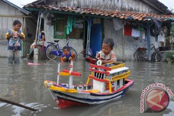 Ombak terjang Marunda, 10 rumah nelayan roboh