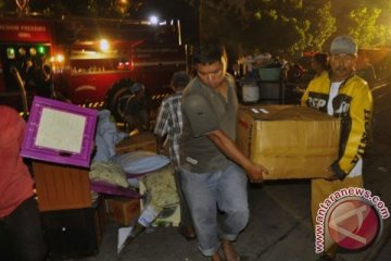 Warga korban kebakaran Kelapa Gading tidur di jalur lambat