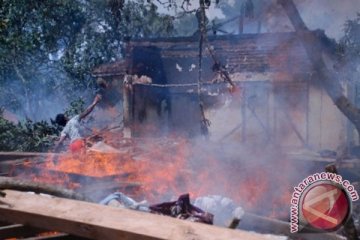 Massa di Sampang bakar madrasah 