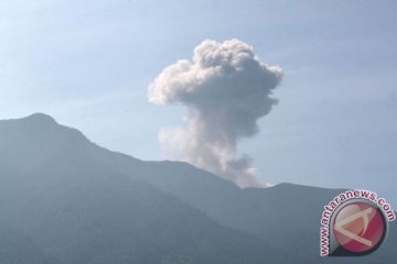 Marapi kembali hembuskan asap putih tebal